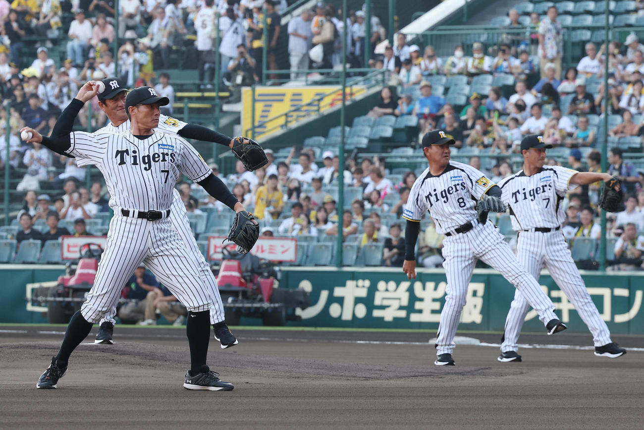 阪神対巨人　ファーストピッチセレモニーに登場したスペシャルゲストたち。手前から糸井嘉男氏、片岡篤史氏、福留孝介氏、西岡剛氏（撮影・前田充）