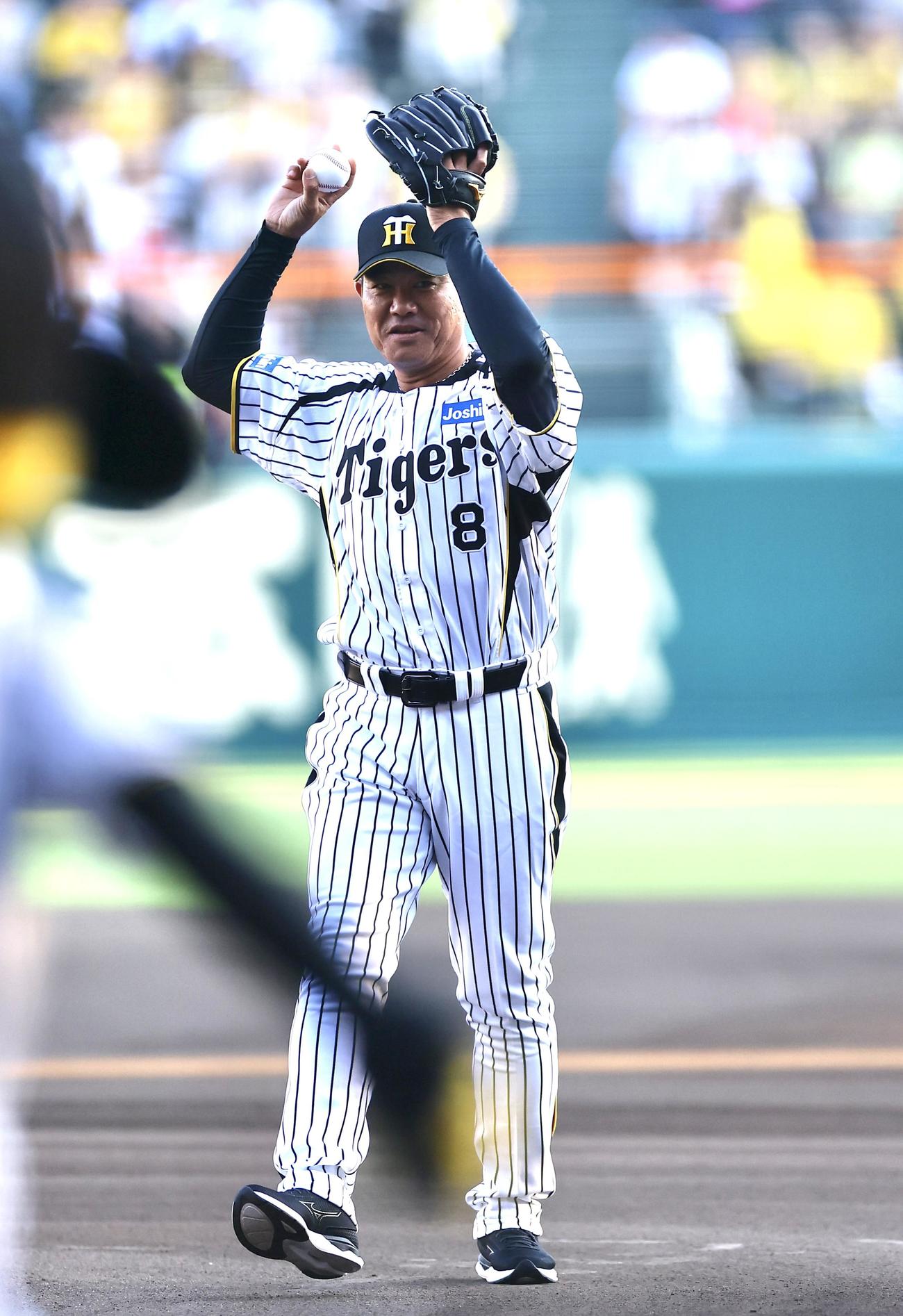 阪神対巨人　ファーストピッチを務める福留孝介氏（撮影・藤尾明華）