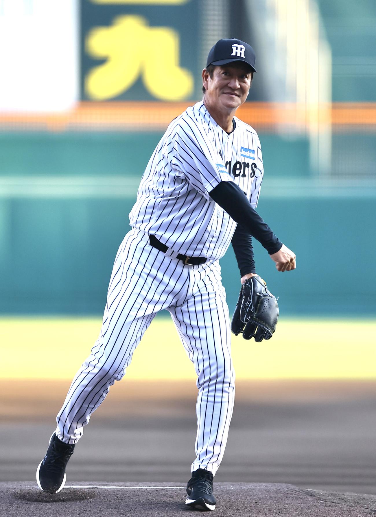 阪神対巨人　ファーストピッチを務めた片岡篤史氏（撮影・藤尾明華）