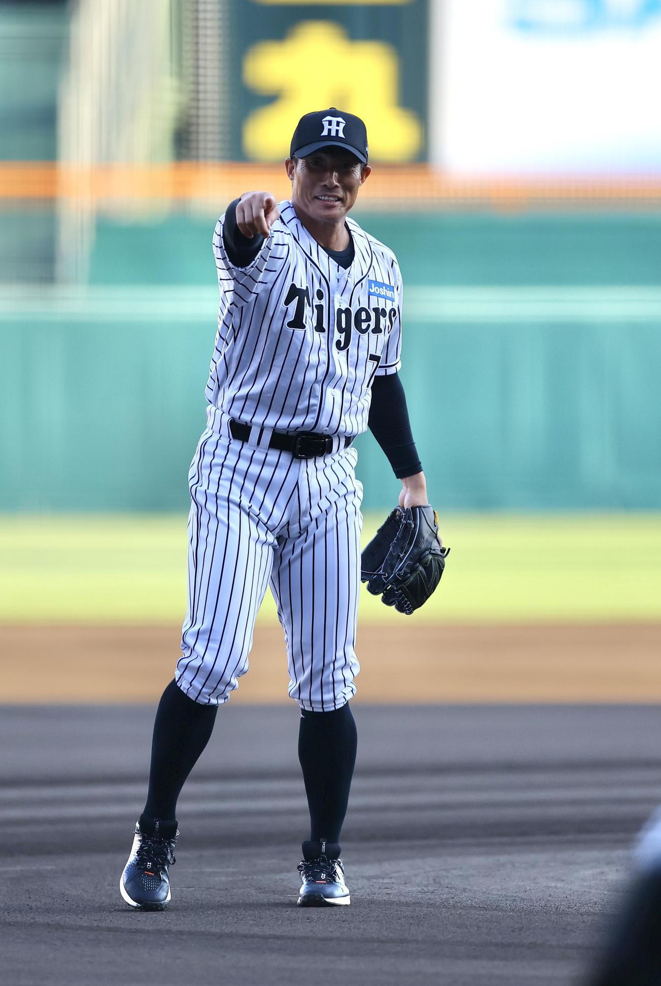 阪神対巨人　ファーストピッチを務めた糸井嘉男氏（撮影・藤尾明華）