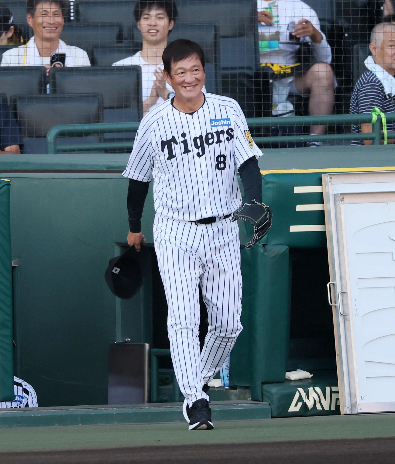 阪神対巨人　「タイガースOBによるファーストピッチセレモニー」に登場する片岡篤史氏（撮影・加藤哉）