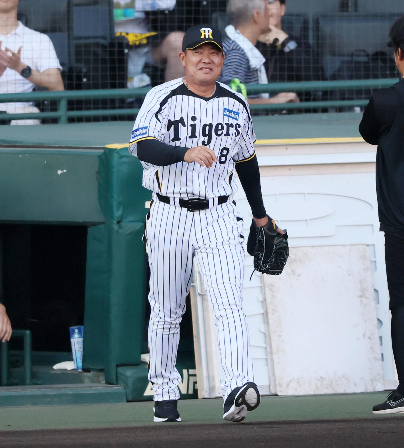 阪神対巨人　「タイガースOBによるファーストピッチセレモニー」に登場する福留孝介氏（撮影・加藤哉）