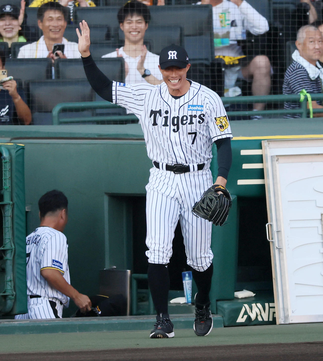 阪神対巨人　「タイガースOBによるファーストピッチセレモニー」に登場する糸井嘉男氏（撮影・加藤哉）