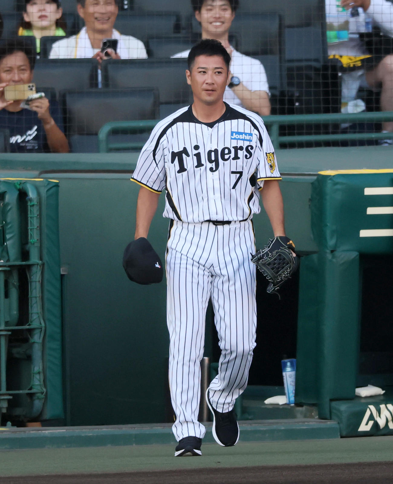 阪神対巨人　「タイガースOBによるファーストピッチセレモニー」に登場する西岡剛氏（撮影・加藤哉）