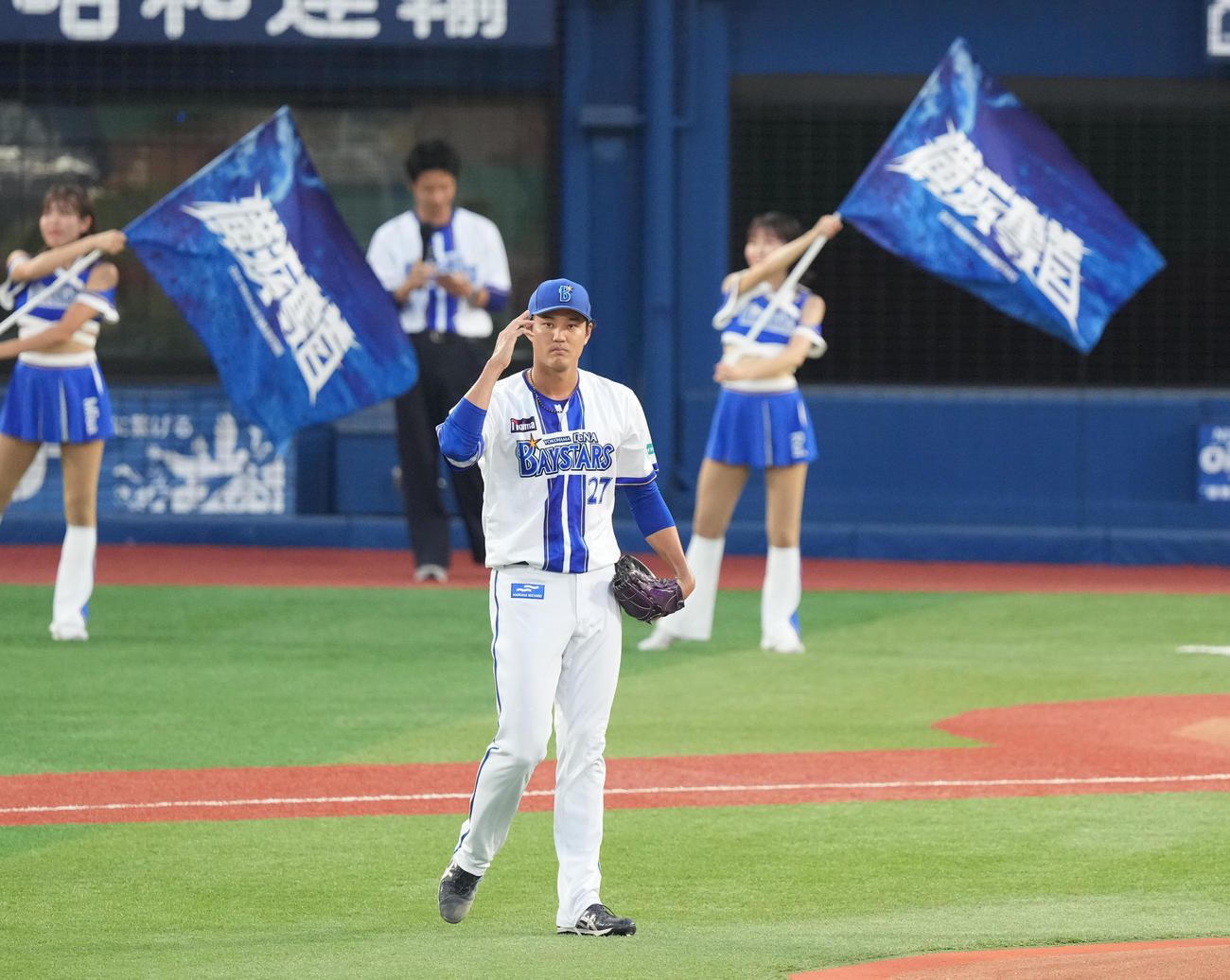 DeNA対中日　初回、マウンドに向かうDeNA先発の藤浪（撮影・清水貴仁）