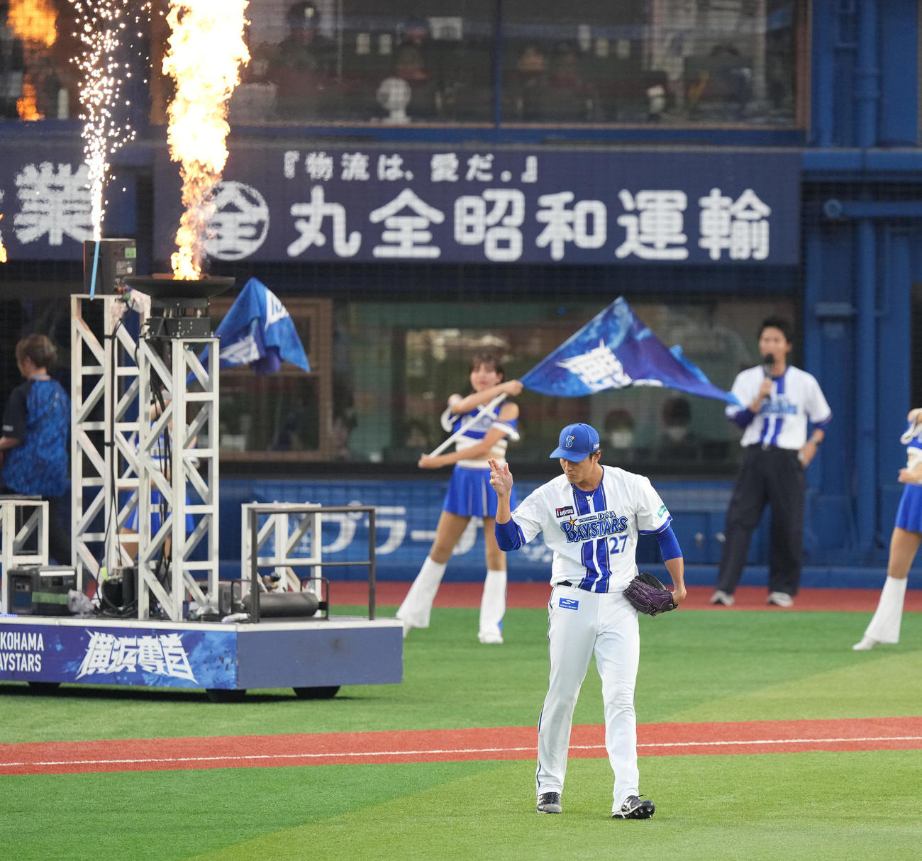 DeNA対中日　初回、マウンドに向かうDeNA先発の藤浪（撮影・清水貴仁）