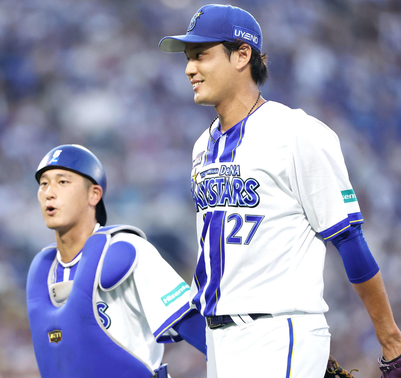 DeNA対中日　1回表を抑え、笑顔でベンチに戻るDeNA藤浪（右）と松尾（撮影・河田真司）