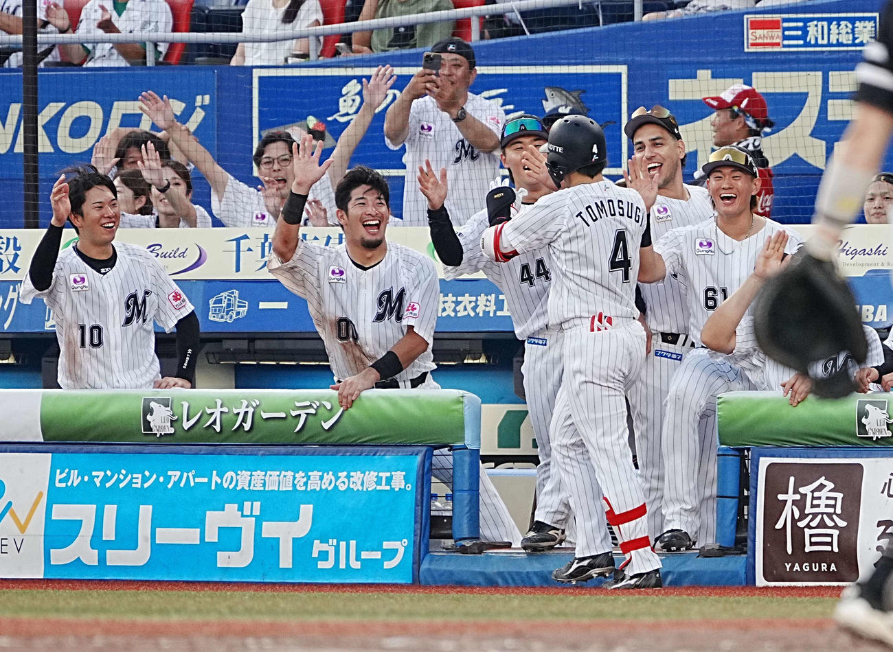 ロッテ対ソフトバンク　4回裏ロッテ1死、友杉は左越えにソロ本塁打を放ちベンチのナインの祝福を受ける（撮影・小沢裕）