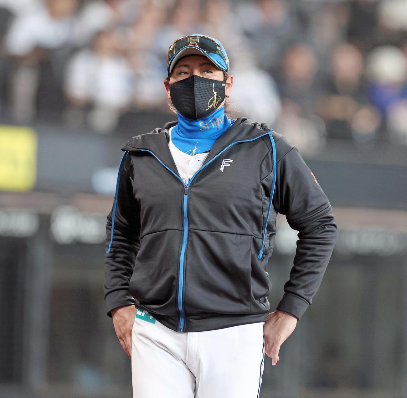 日本ハム対楽天　投手交代を告げる新庄監督（撮影・黒川智章）