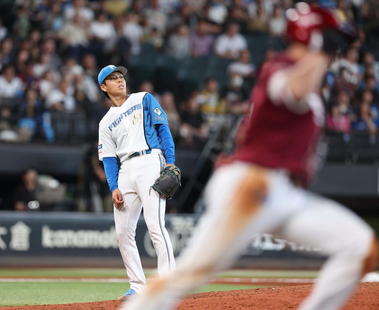 日本ハム対楽天　11回表楽天1死、中島に右越え本塁打を浴びる杉浦（撮影・黒川智章）