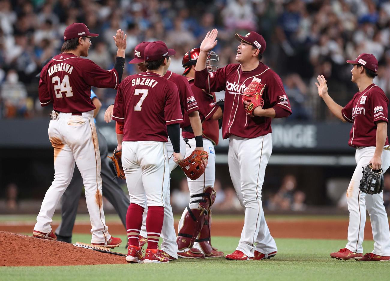 日本ハム対楽天　勝利しハイタッチする楽天ナイン（撮影・黒川智章）