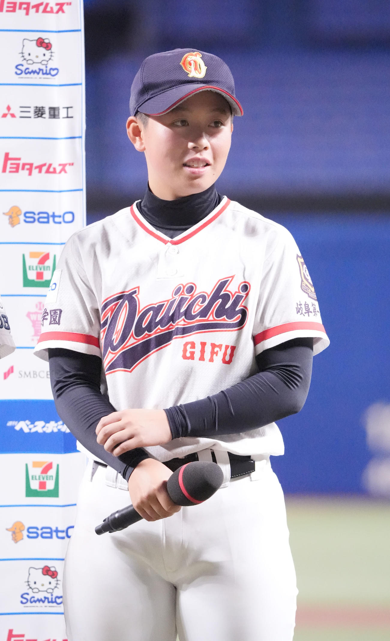 高校野球女子選抜対イチロー選抜　試合後、インタビューに答える高校野球女子選抜の毛利瑠花（撮影・森本幸一）