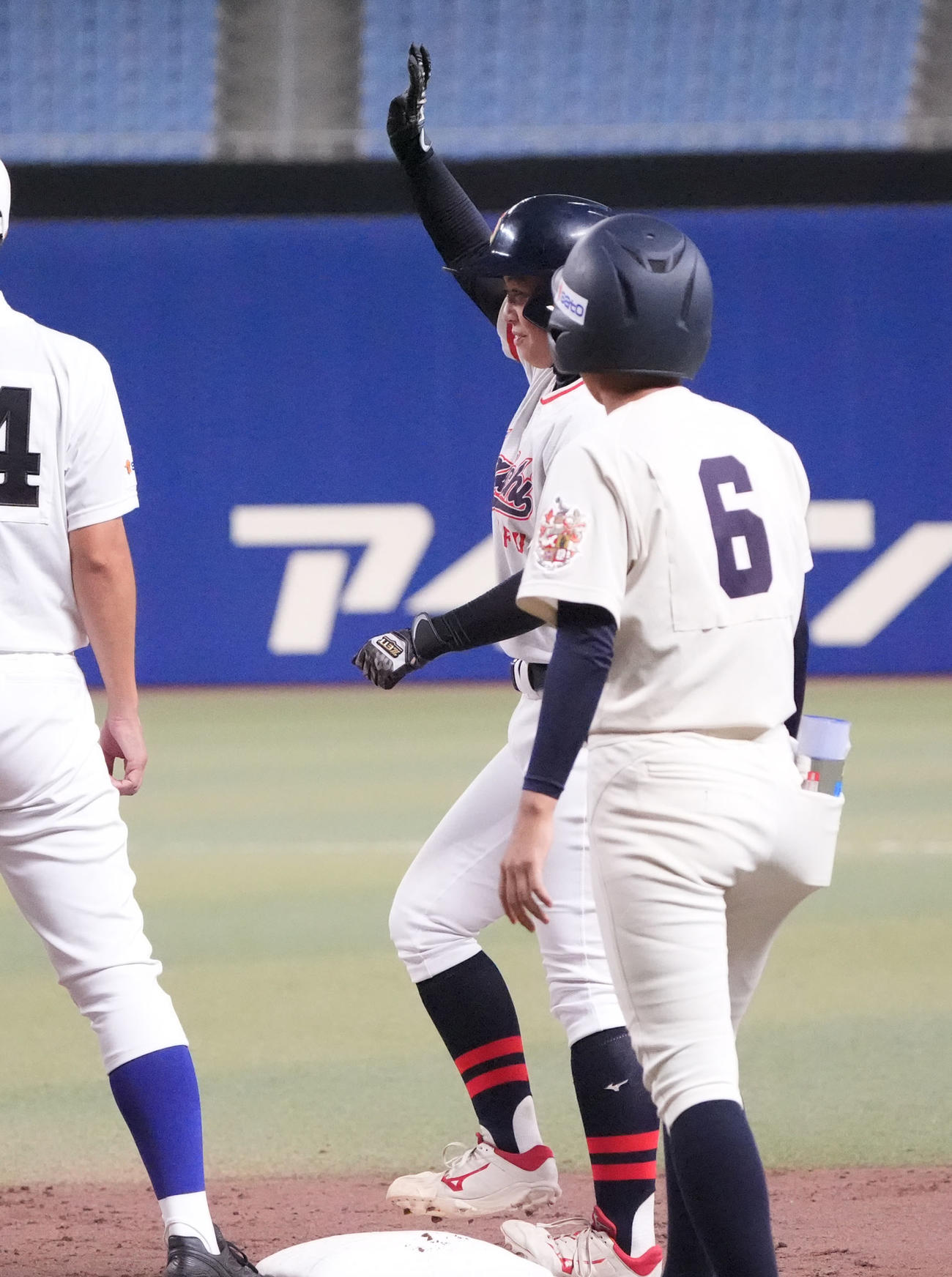 高校野球女子選抜対イチロー選抜　7回表高校野球女子選抜2死、毛利瑠花（右から2人目）は中前打を放ち明るい表情を見せる（撮影・森本幸一）