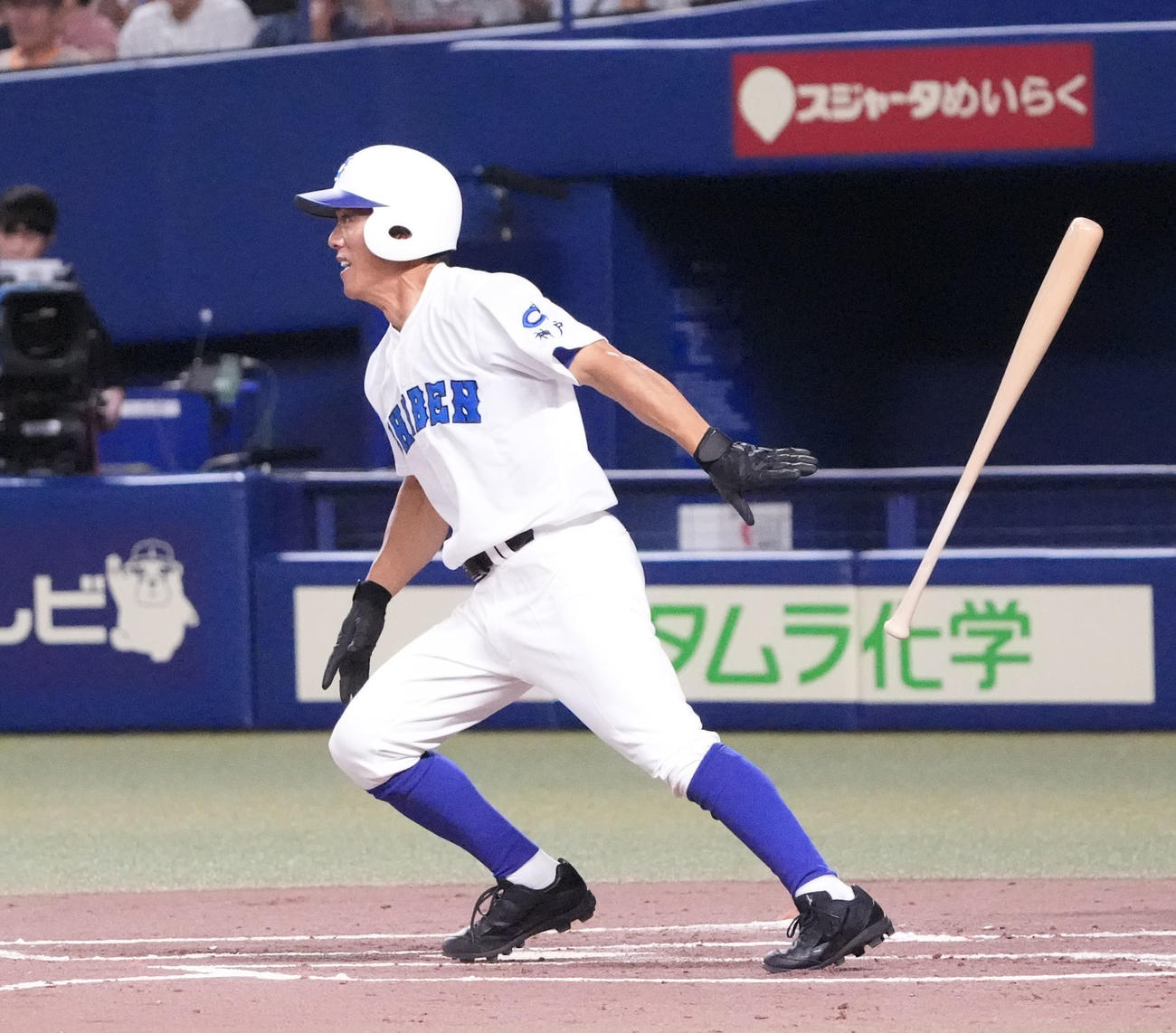 高校野球女子選抜対イチロー選抜　1回裏イチロー選抜1死、中前打を放つ松井稼頭央氏（撮影・森本幸一）