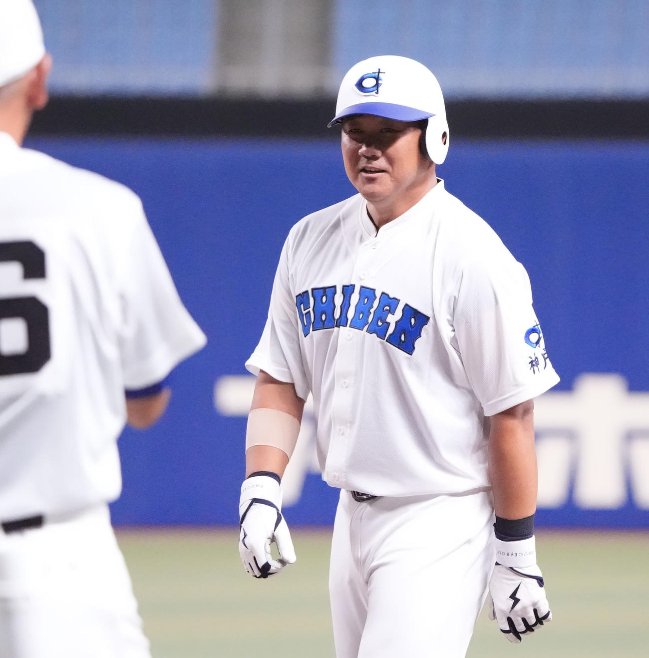 高校野球女子選抜対イチロー選抜　3回裏イチロー選抜1死一塁、中前打を放ち明るい表情の松坂大輔氏（撮影・森本幸一）