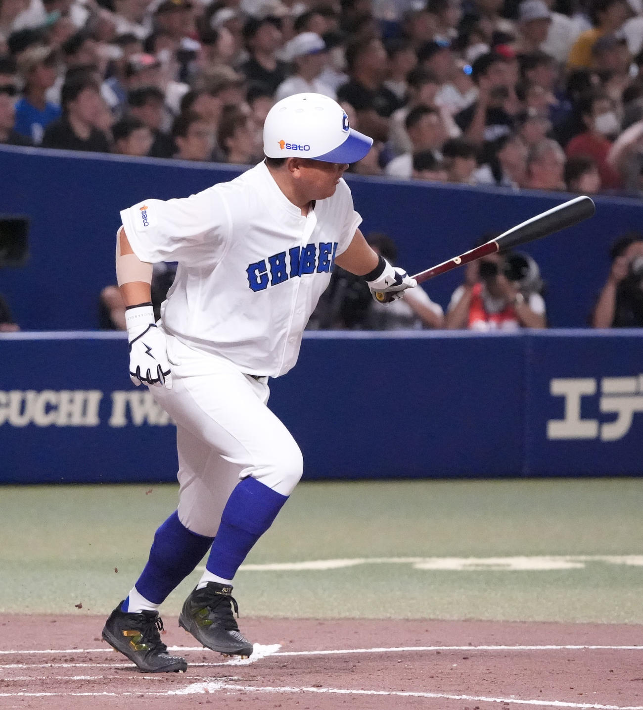 高校野球女子選抜対イチロー選抜　3回裏イチロー選抜1死一塁、中前打を放つ松坂大輔氏（撮影・森本幸一）