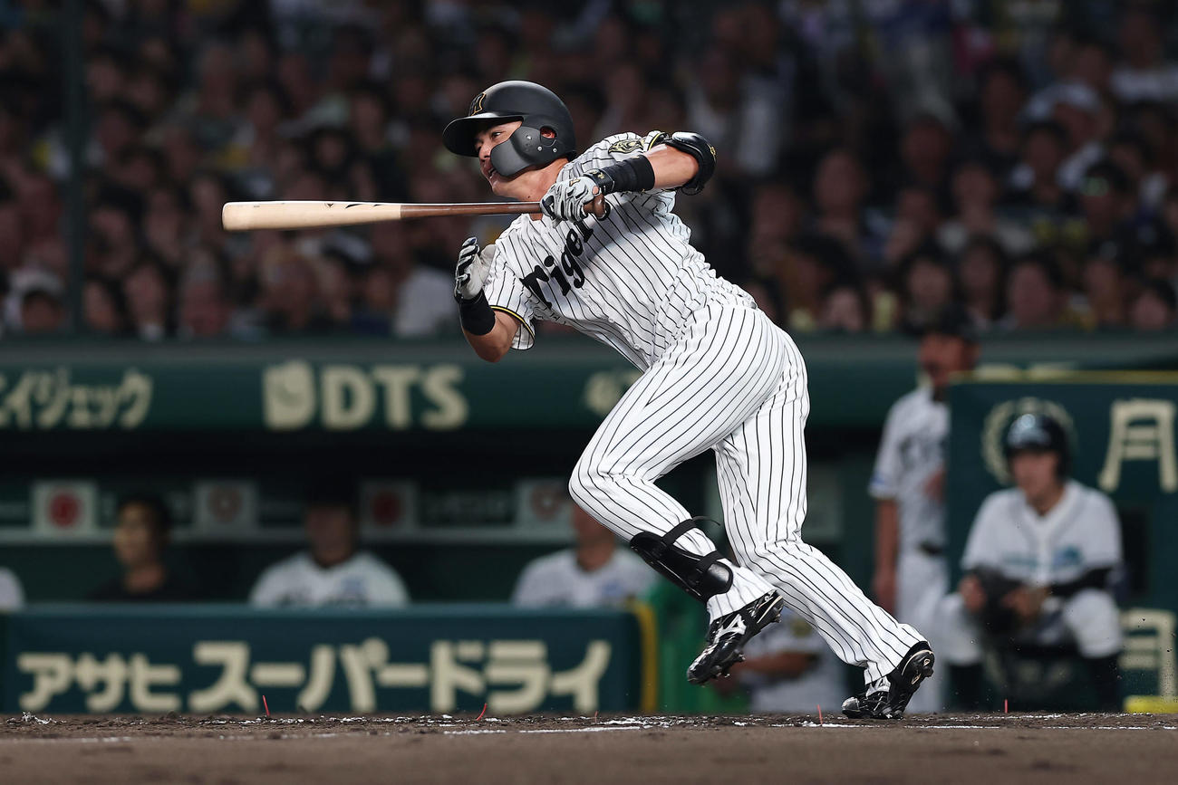 阪神対巨人　2回裏阪神1死一、二塁、左前打を放つ小野寺（撮影・前田充）