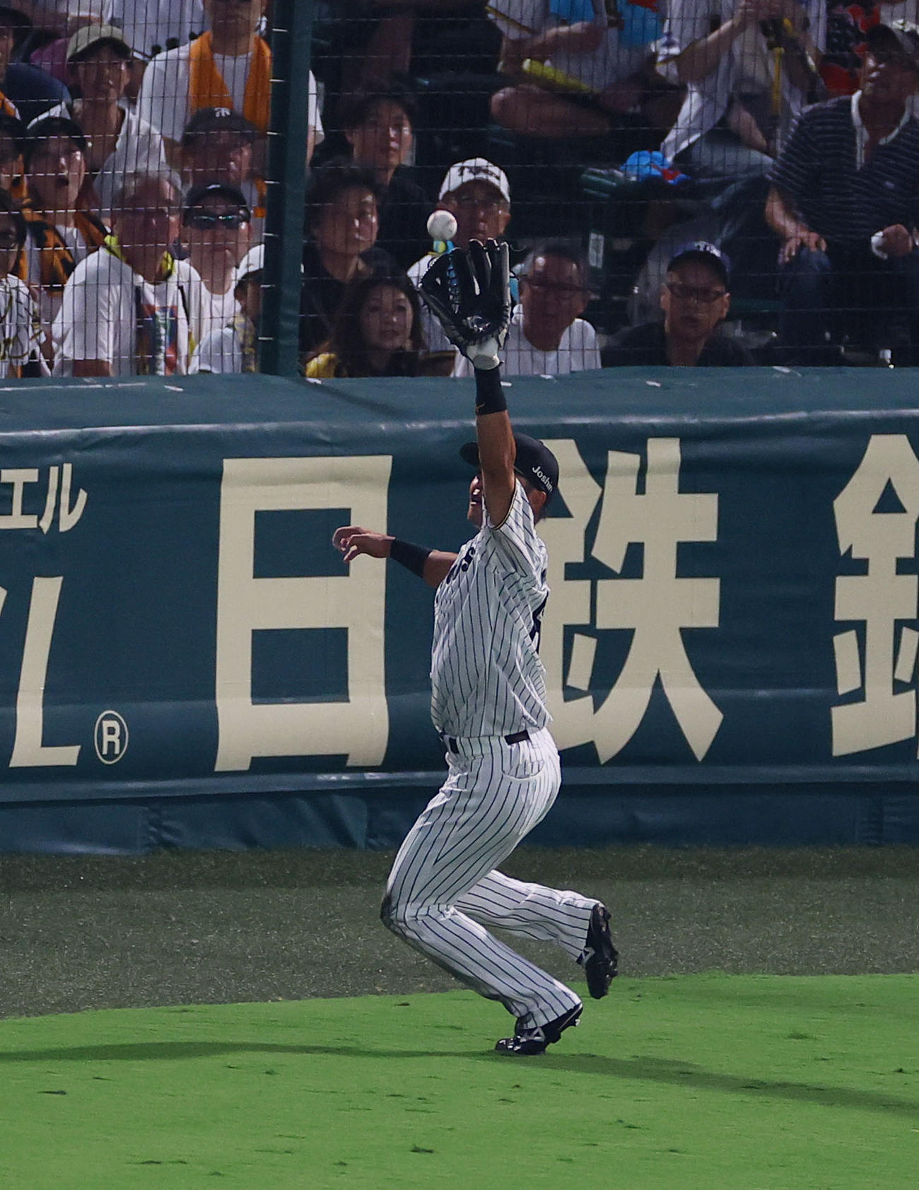 阪神対巨人　3回表巨人1死、丸の左飛を好捕する小野寺（撮影・藤尾明華）