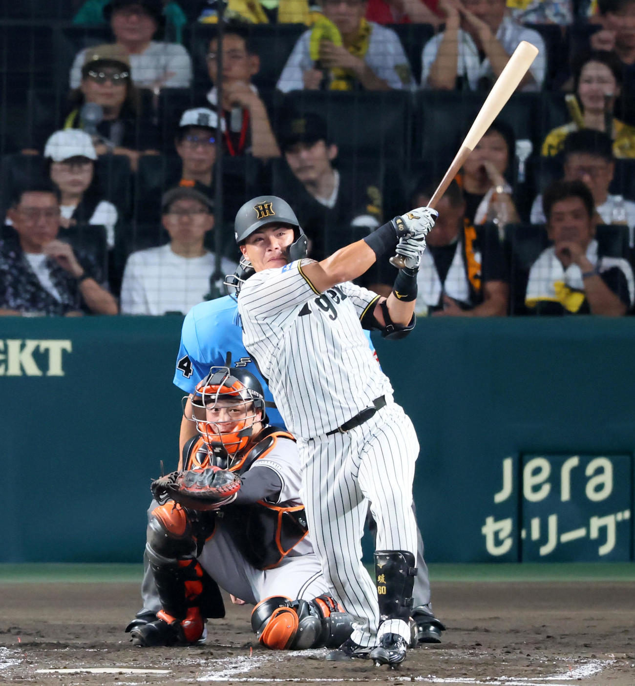 阪神対巨人　2回裏阪神1死一、二塁、小野寺は左前打を放つ（撮影・加藤哉）