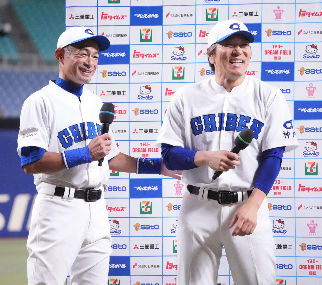 高校野球女子選抜対イチロー選抜　試合後、インタビューで談笑する左からイチロー氏と松井秀喜氏（撮影・森本幸一）