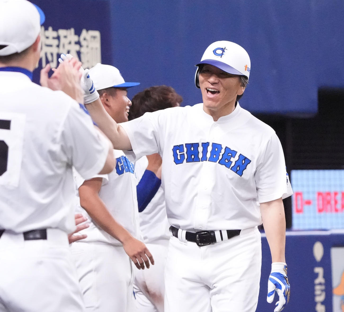 高校野球女子選抜対イチロー選抜　3回裏イチロー選抜2死一、二塁、松井秀喜氏（右）は右越え3点本塁打を放ち生還しナインとタッチを交わす（撮影・森本幸一）