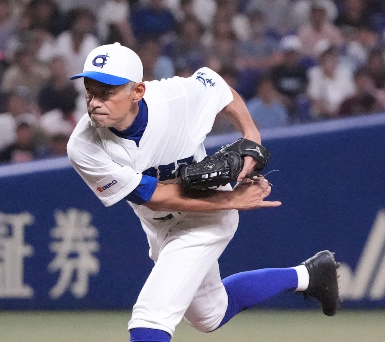 高校野球女子選抜対イチロー選抜　3回表、力投するイチロー選抜先発のイチロー氏（撮影・森本幸一）