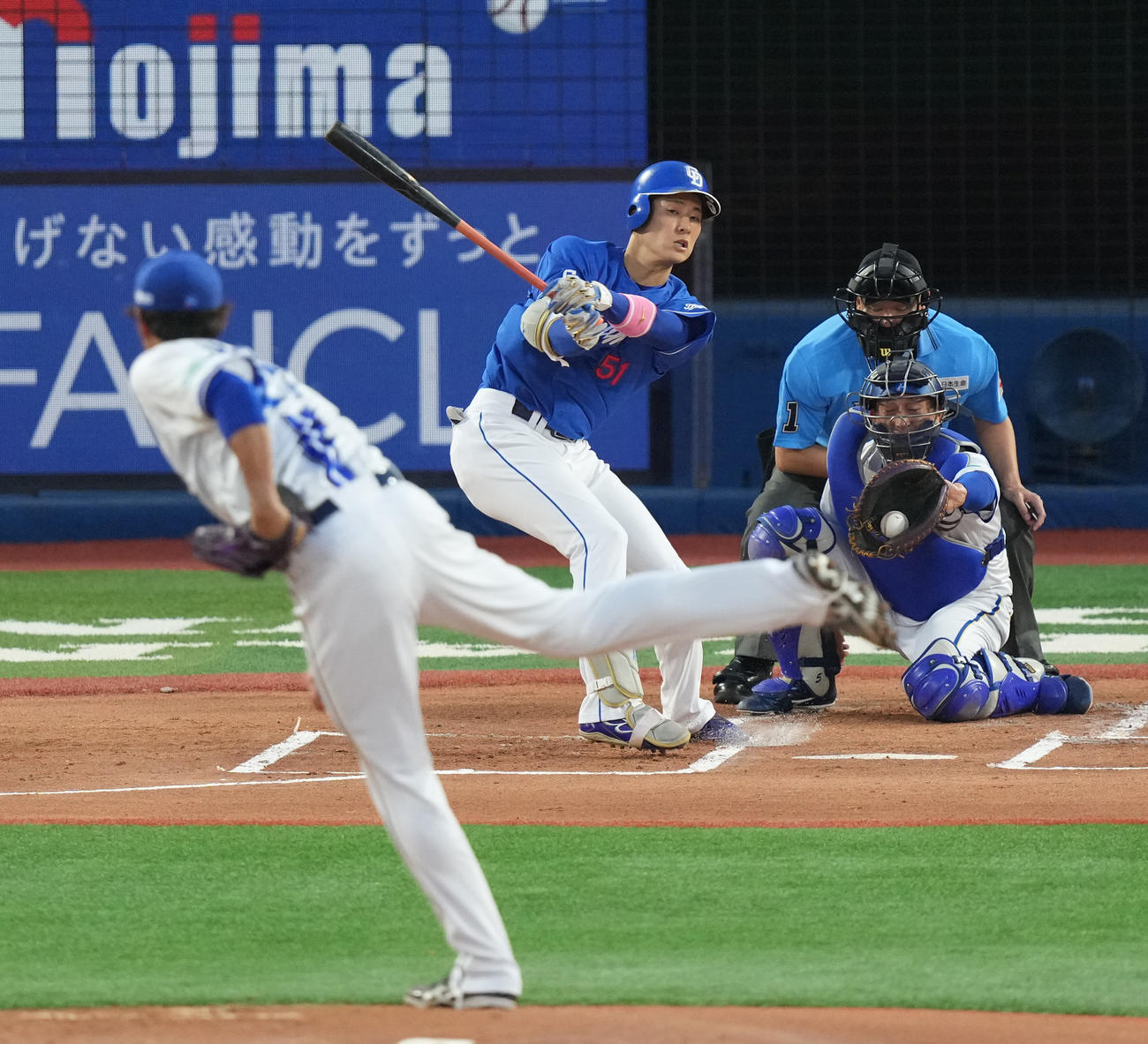 DeNA対中日　1回表中日2死、空振り三振に倒れる上林。投手藤浪（撮影・清水貴仁）