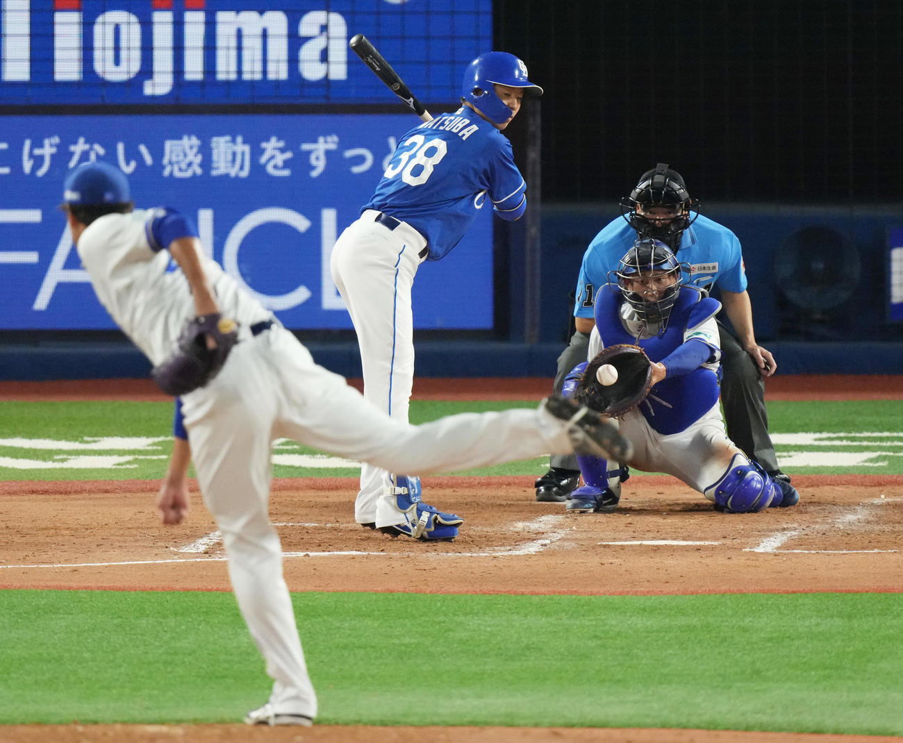 DeNA対中日　3回表中日2死、見逃し三振に倒れる松葉。投手藤浪（撮影・清水貴仁）