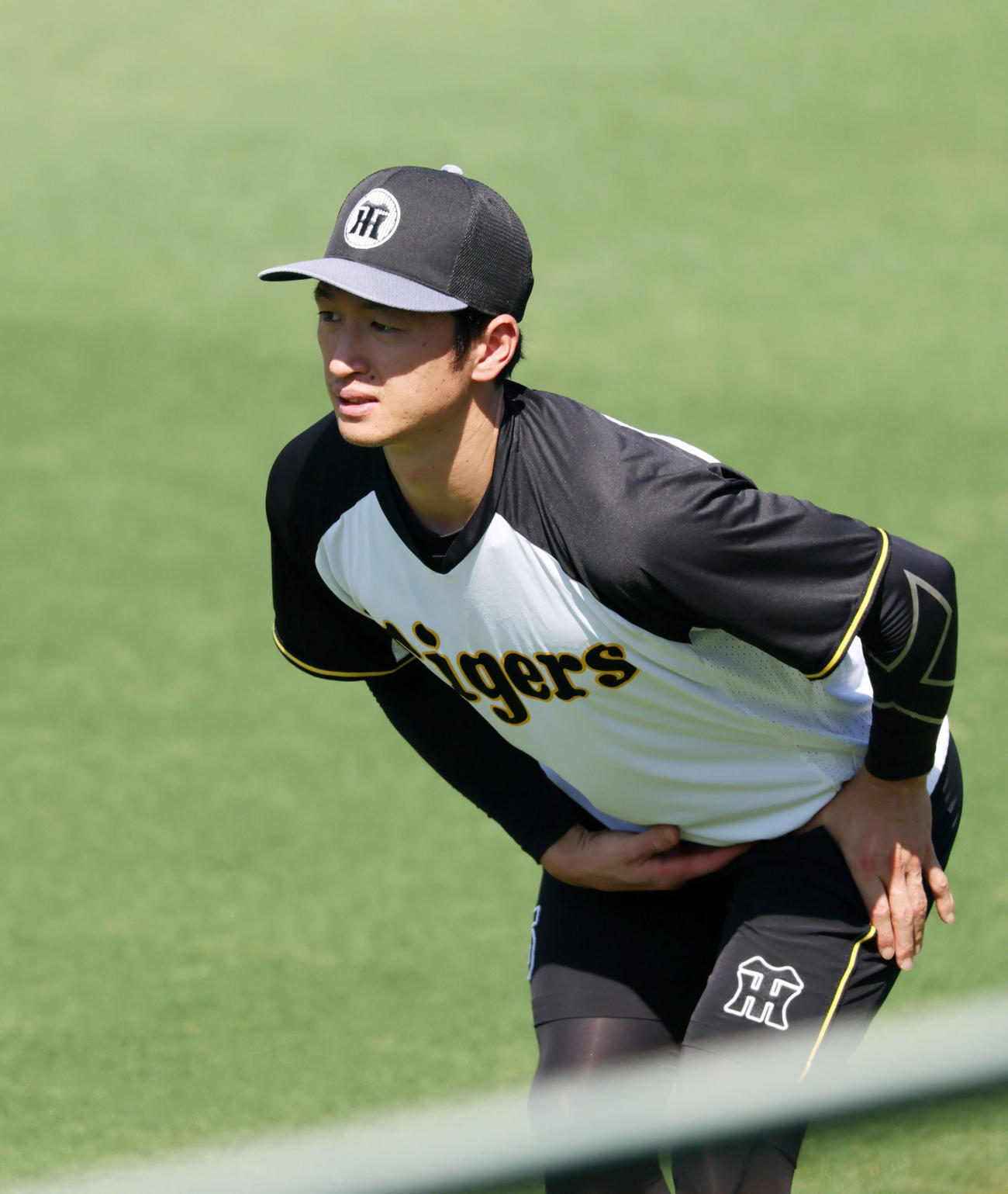 阪神対巨人　ウオーミングアップする近本（撮影・加藤哉）