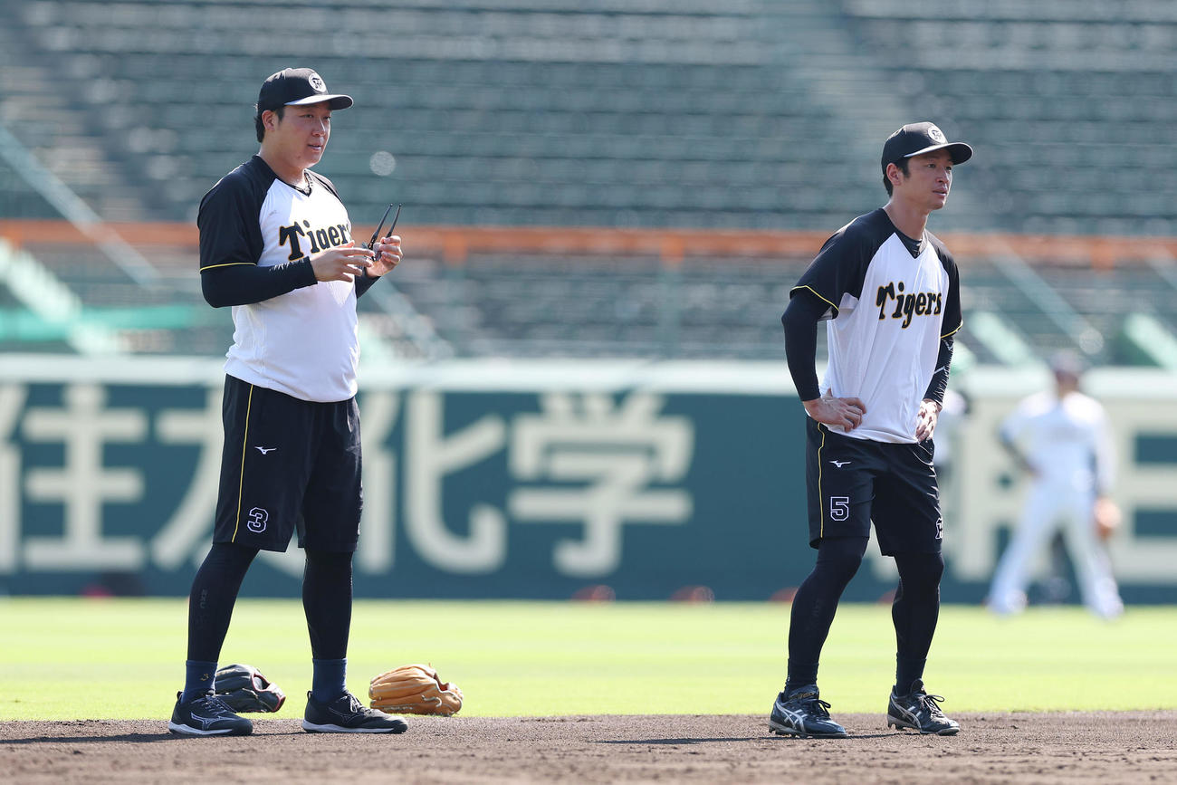 阪神対巨人　練習の合間に言葉を交わす阪神大山（左）と近本（撮影・前田充）