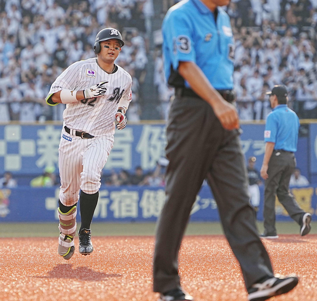 ロッテ対ソフトバンク　2回裏ロッテ無死、佐藤は右越えに2試合連続の同点ソロ本塁打を放ち三塁へ向かう（撮影・小沢裕）