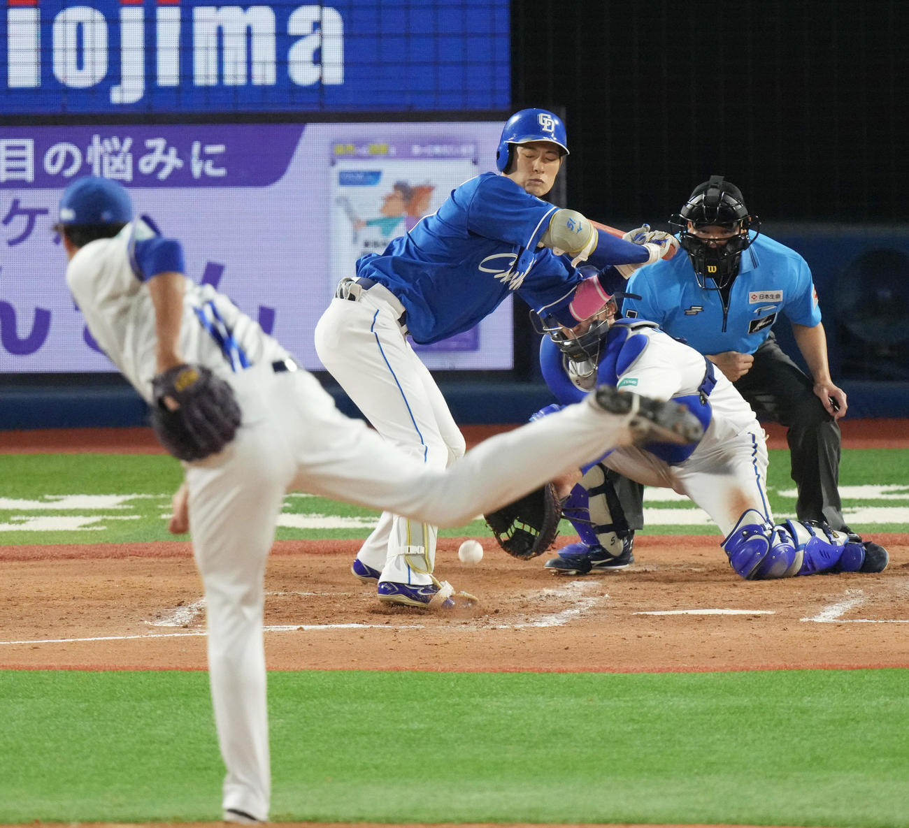 DeNA対中日　4回表中日1死二塁、藤浪から死球を受ける上林（撮影・清水貴仁）