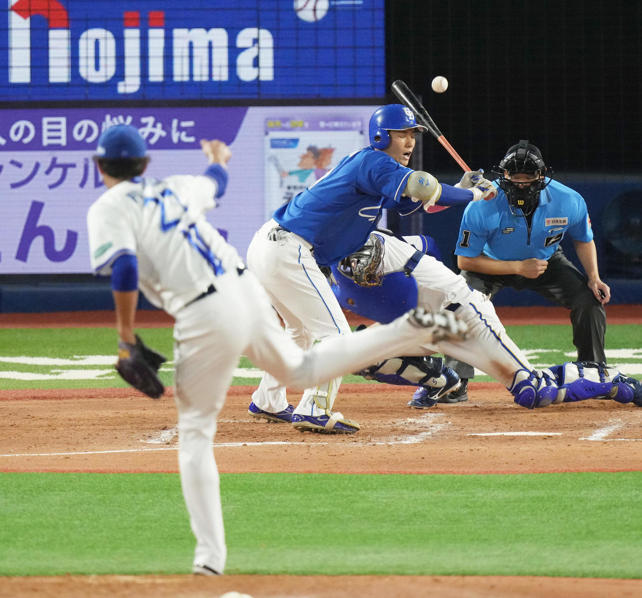 DeNA対中日　4回表中日1死二塁、藤浪から死球を受ける上林（撮影・清水貴仁）