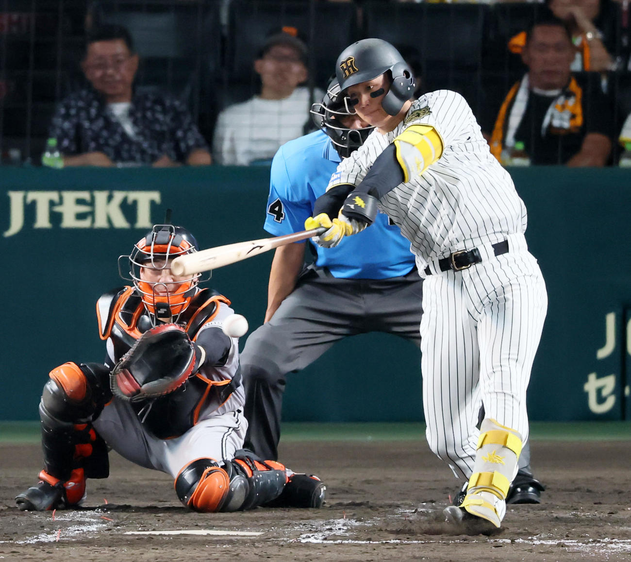 阪神対巨人　3回裏阪神1死一、二塁、左前適時打を放つ森下（撮影・加藤哉）