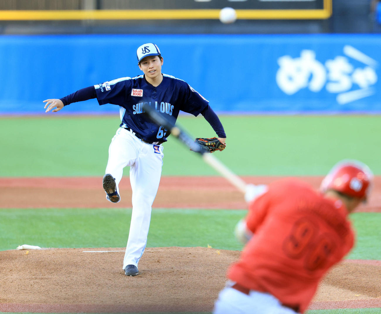 ヤクルト対広島　力投するヤクルト先発の下川。打者中村奨（撮影・浅見桂子）