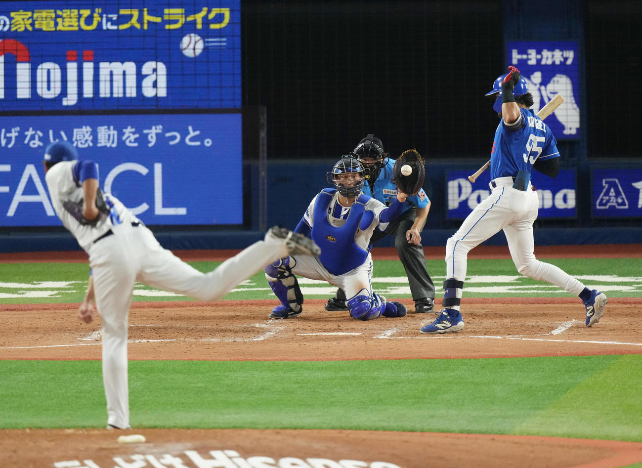 DeNA対中日　5回表中日無死二塁、四球を選ぶロドリゲス。投手藤浪く藤浪（撮影・清水貴仁）