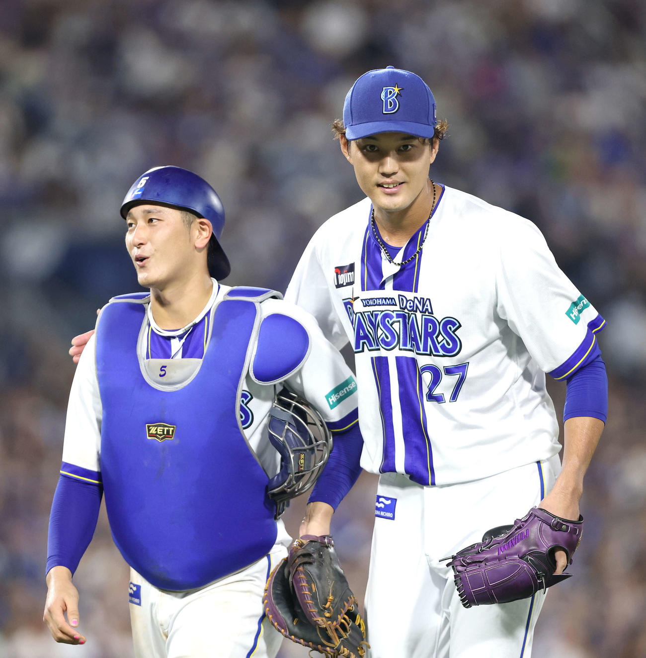 DeNA対中日　5回表を抑え、松尾（左）と笑顔でベンチに戻る藤浪（撮影・河田真司）