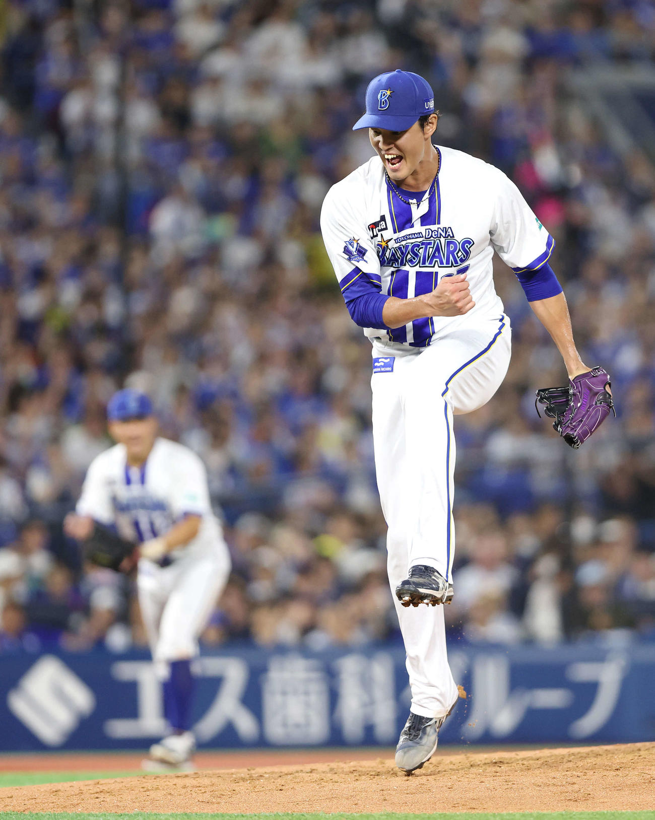 DeNA対中日　4回表中日2死一、二塁、板山を空振り三振に抑えガッツポーズする藤浪（撮影・河田真司）