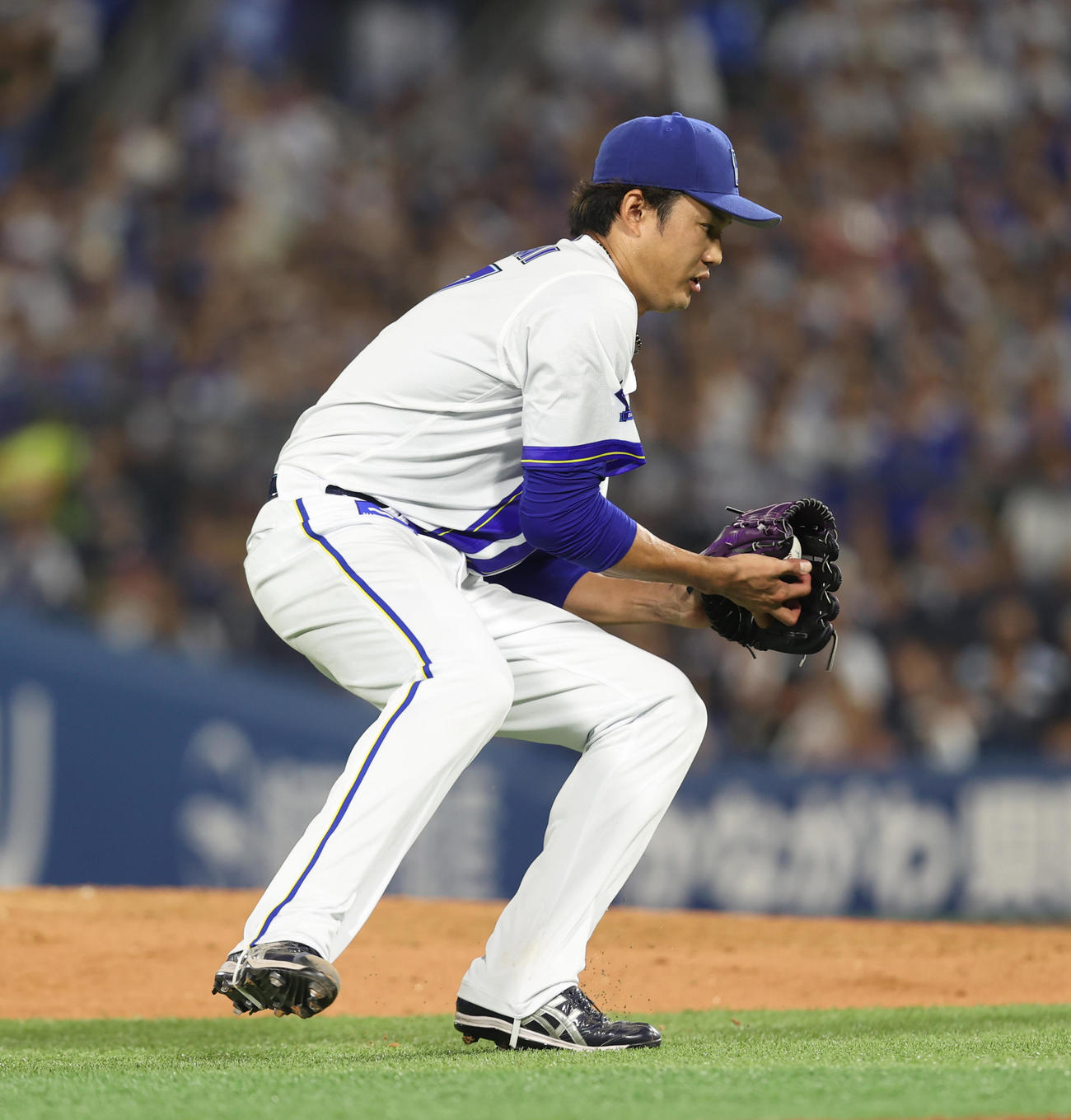 DeNA対中日　5回表中日無死一、二塁、宇佐見の投ゴロを処理する藤浪（撮影・水谷安孝）