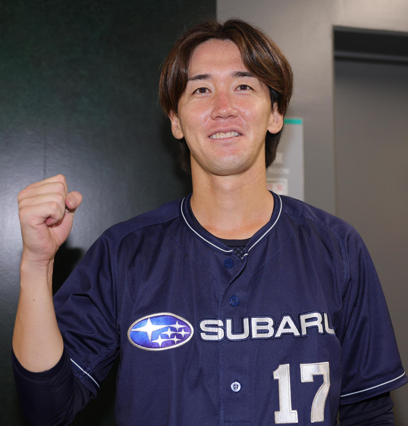 東京ガス対SUBARU　ガッツポーズで勝利を喜ぶSUBARU・八野田（撮影・野上伸悟）
