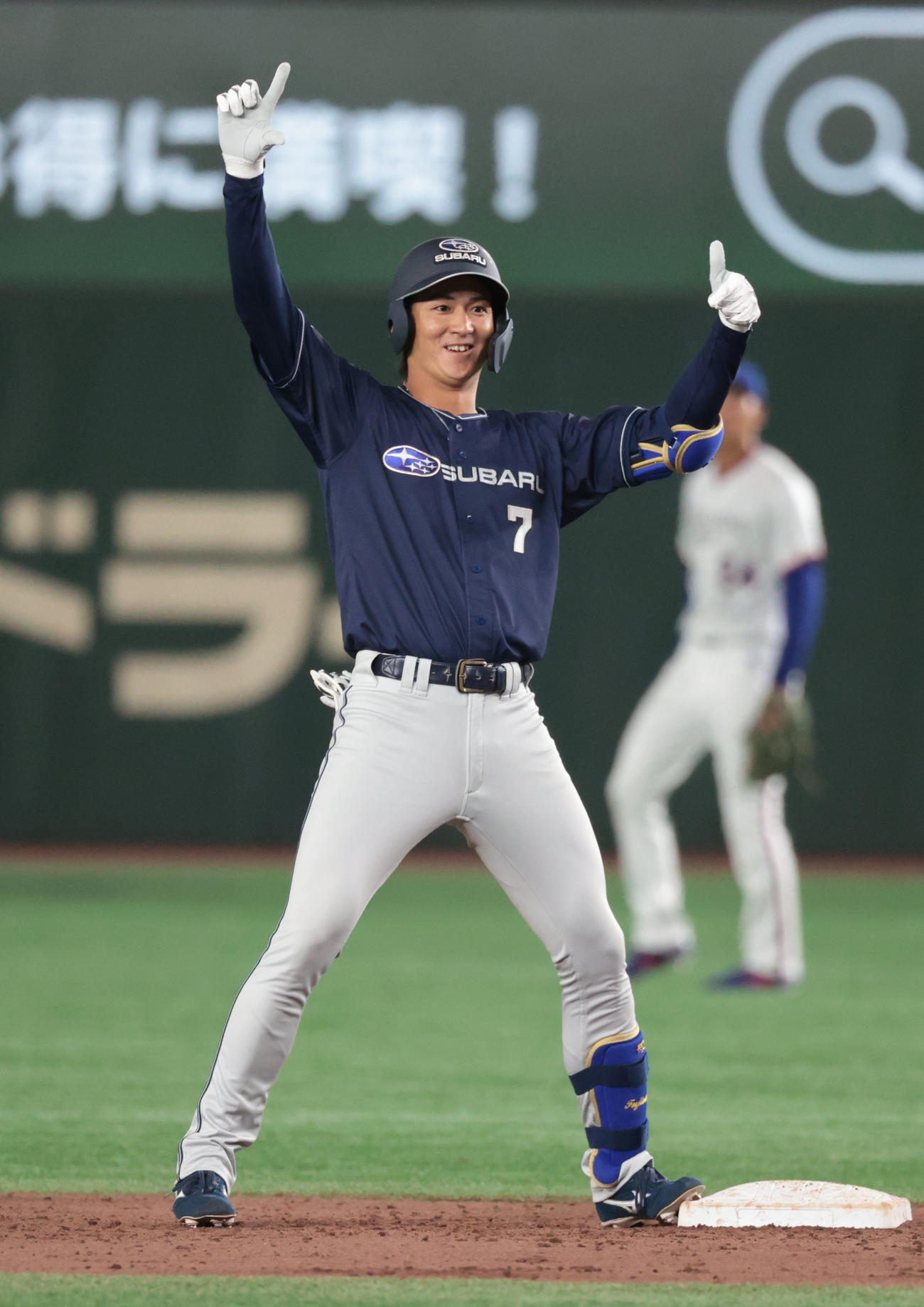 東京ガス対SUBARU 3回裏SUBARU1死一、二塁、藤原は中前に適時打を放ちポーズを決める（撮影・柴田隆二）　　