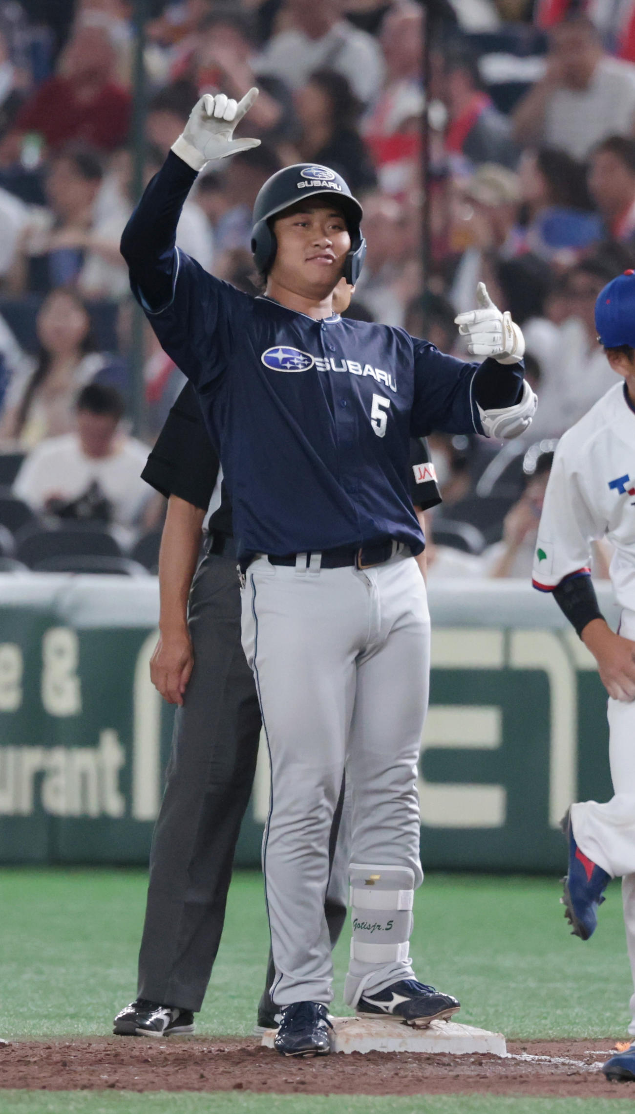 東京ガス対SUBARU 3回裏SUBARU2死満塁、後藤は中前に適時打を放つ（撮影・柴田隆二）　　
