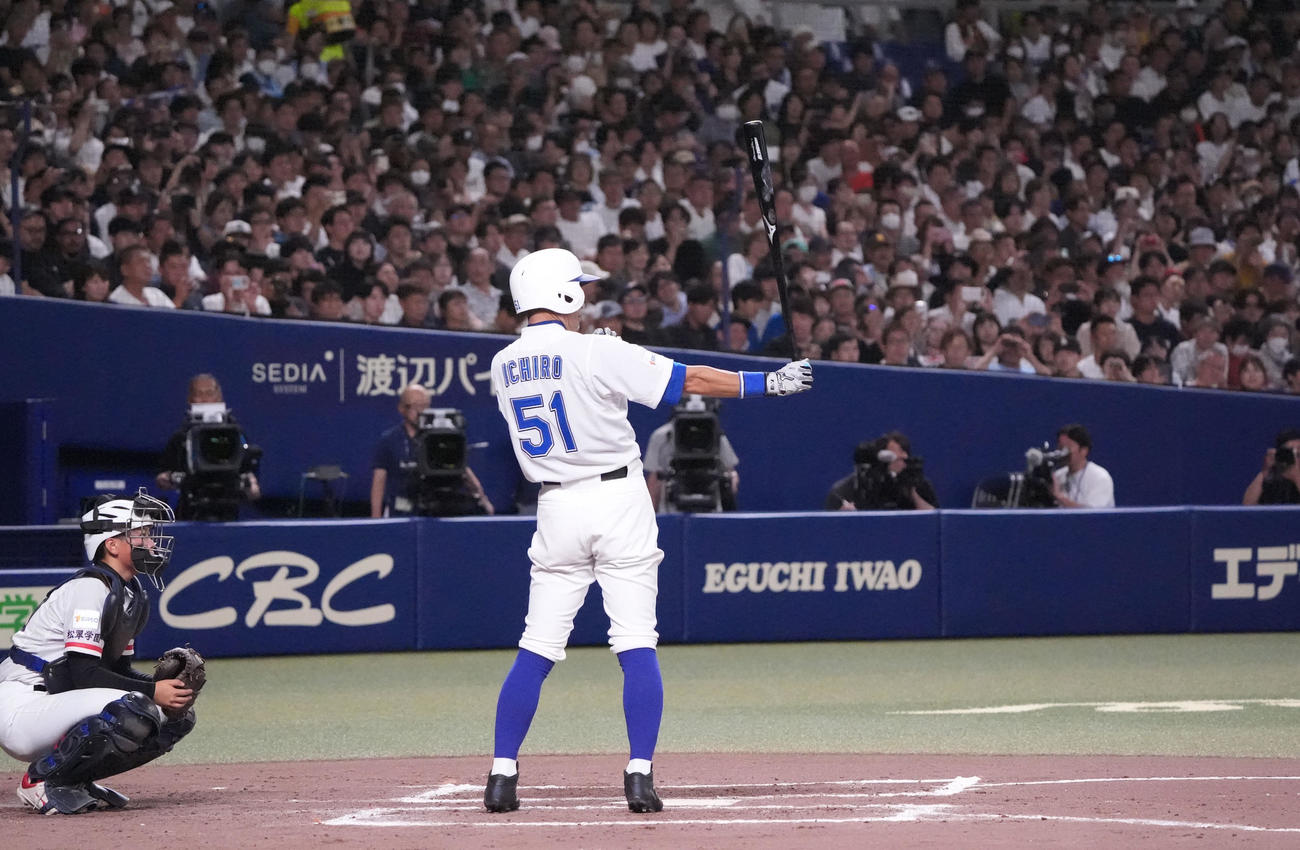高校野球女子選抜対イチロー選抜　8回裏イチロー選抜1死一塁、打席に立つイチロー氏（撮影・森本幸一）
