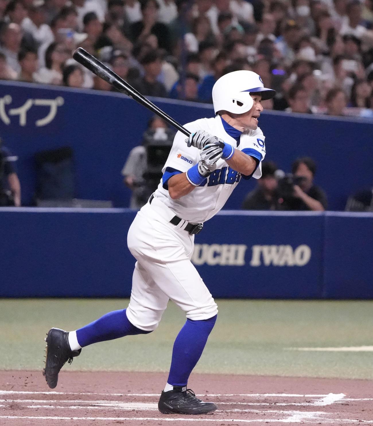 高校野球女子選抜対イチロー選抜　8回裏イチロー選抜1死一塁、右前打を放つイチロー氏（撮影・森本幸一）