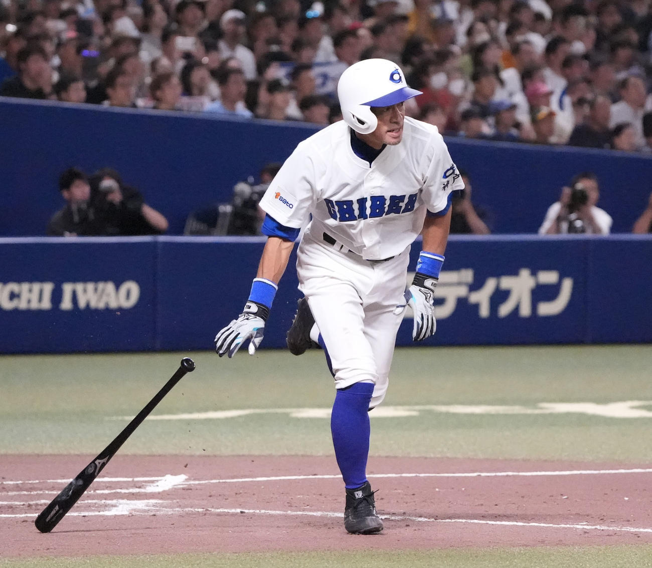 高校野球女子選抜対イチロー選抜　8回裏イチロー選抜1死一塁、右前打を放つイチロー氏（撮影・森本幸一）
