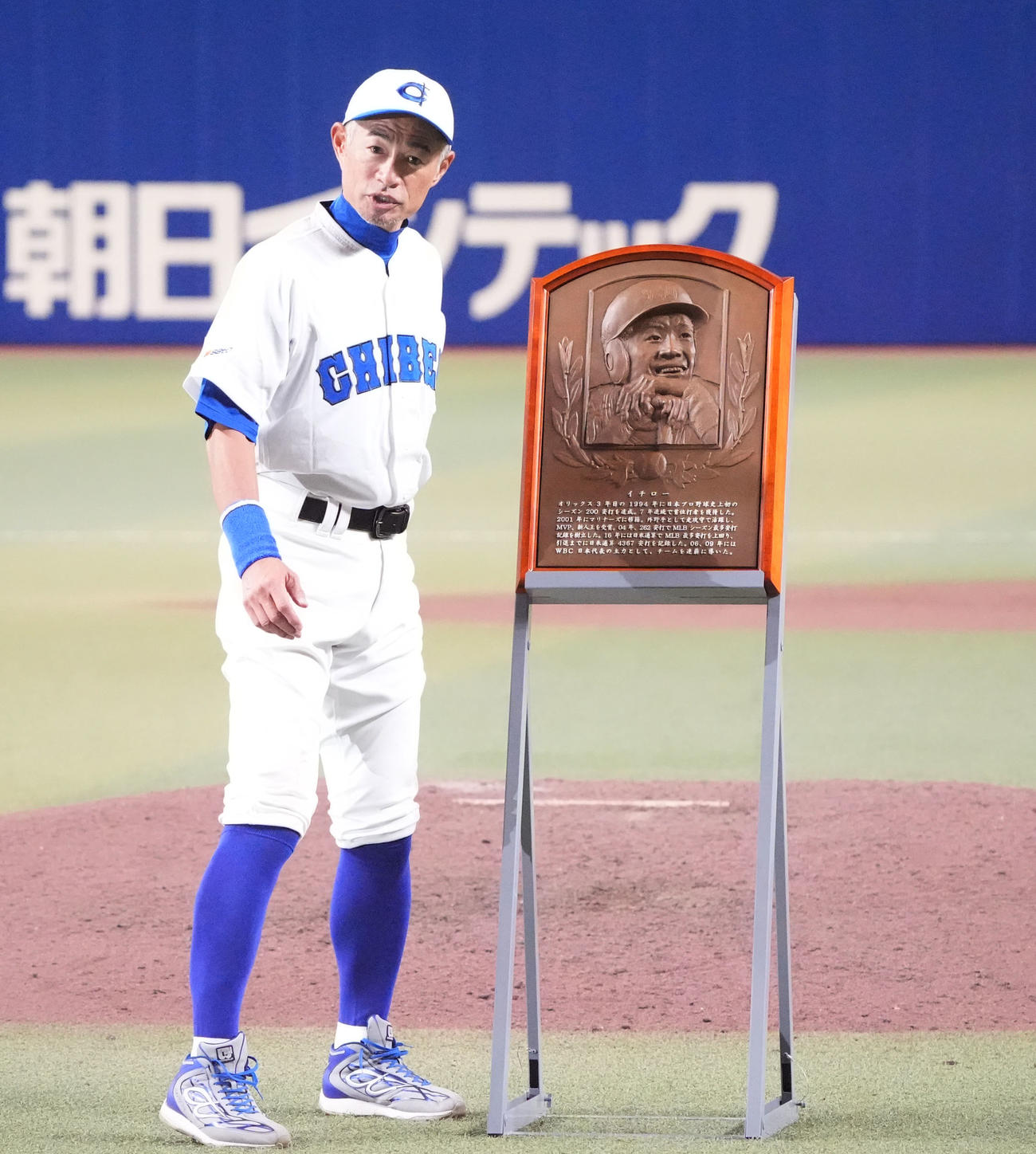 表彰式でレリーフと写真に納まるイチロー氏（撮影・森本幸一）
