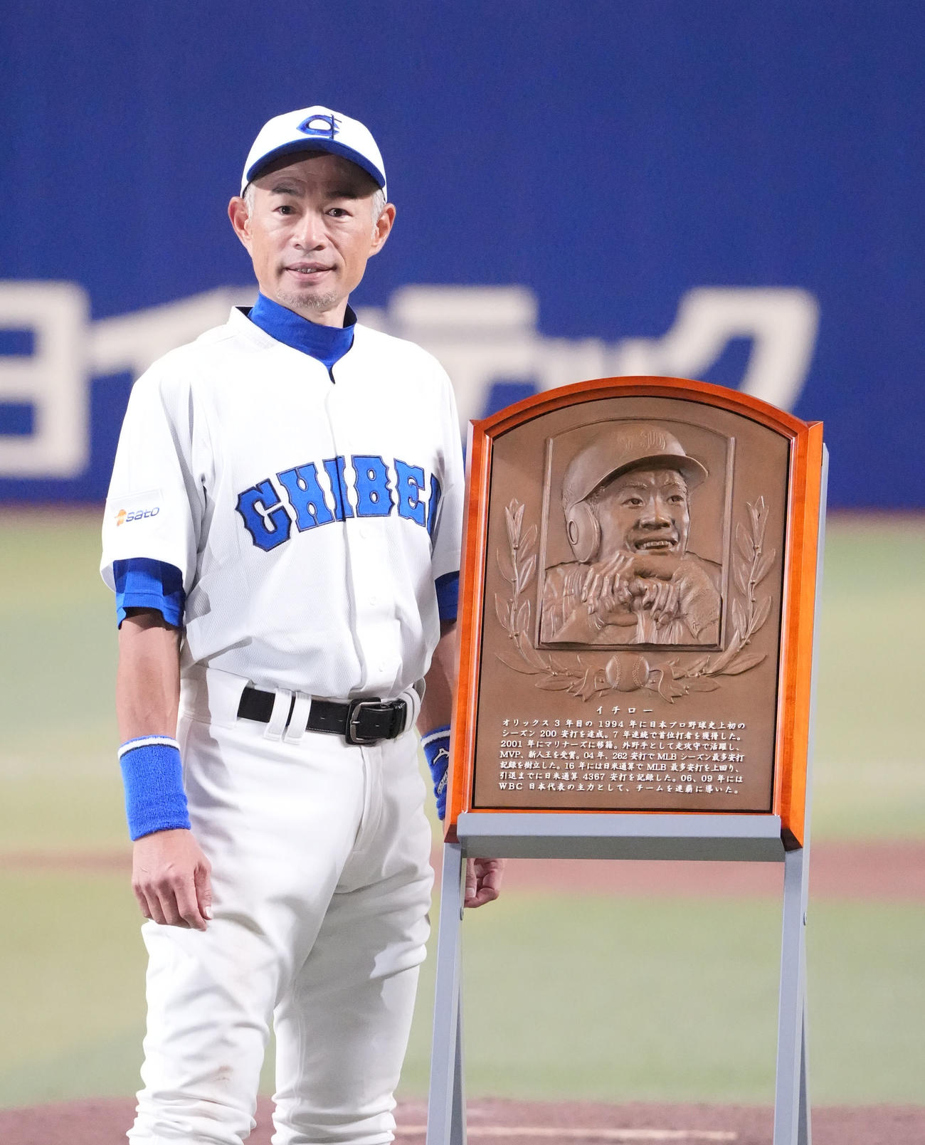 表彰式でレリーフと写真に納まるイチロー氏（撮影・森本幸一）