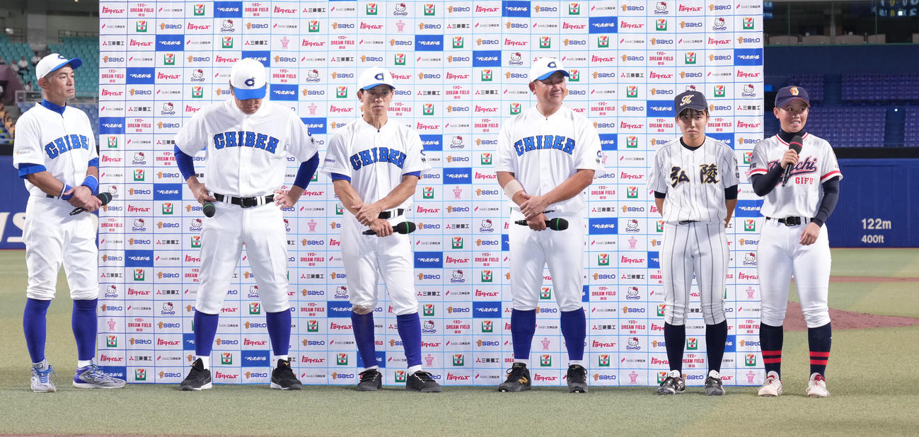 高校野球女子選抜対イチロー選抜　試合後、インタビューで安打の感想を話す毛利瑠花（右）左はイチロー氏（撮影・森本幸一）
