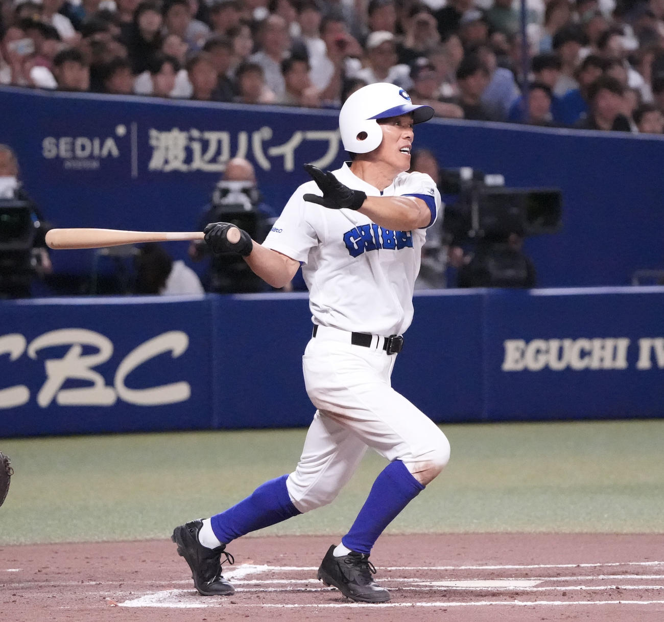 高校野球女子選抜対イチロー選抜　7回裏イチロー選抜無死一、二塁、右適時二塁打を放つ松井稼頭央氏（撮影・森本幸一）