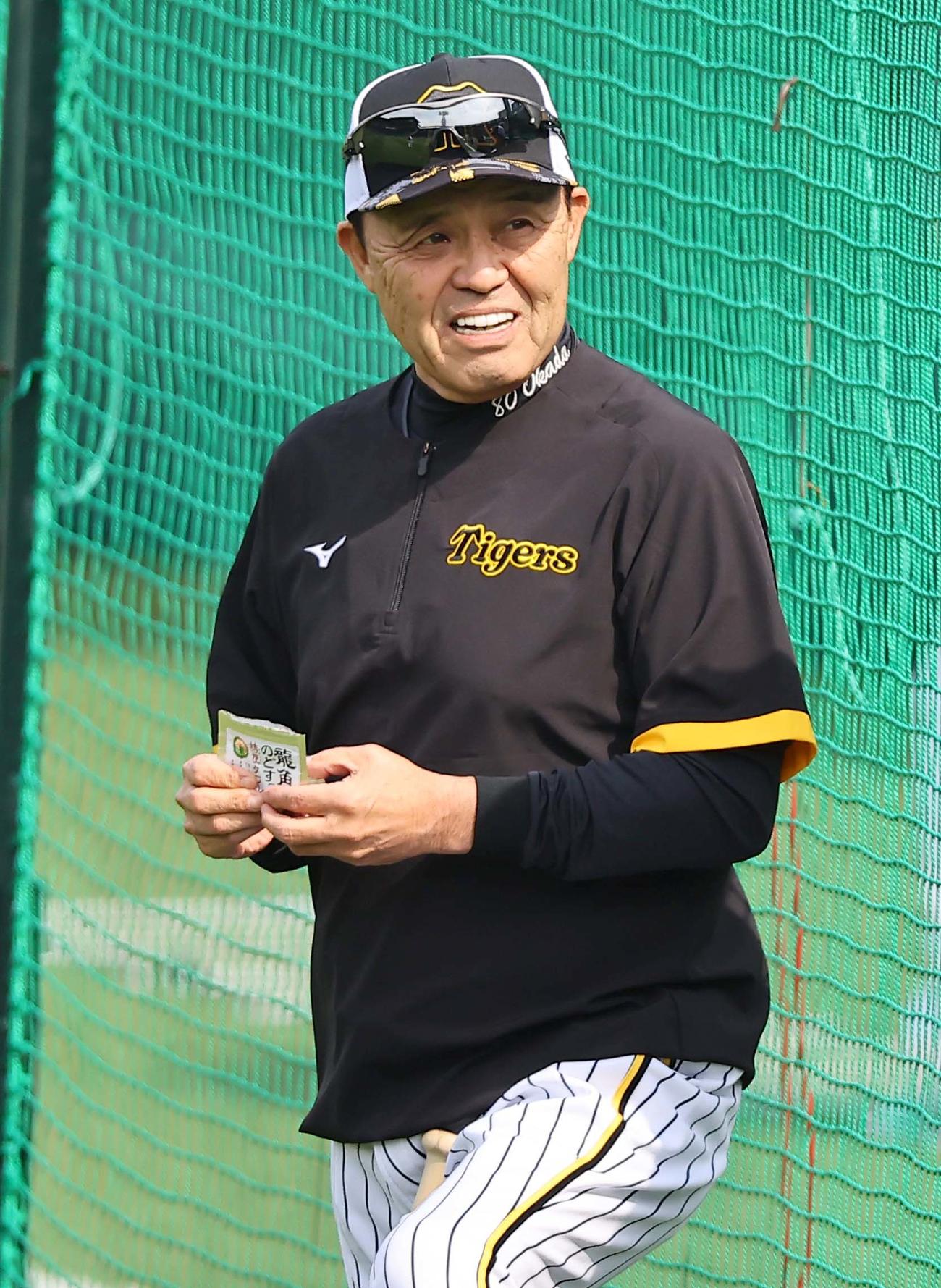 パインアメと思いきや龍角散をなめる岡田監督